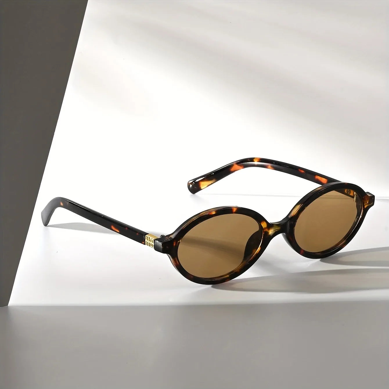 A Pair of Oval Retro PC Glasses for Men and Women with A Small Face Design/versatile for Multiple Indoor Scenes - Douhua Tea