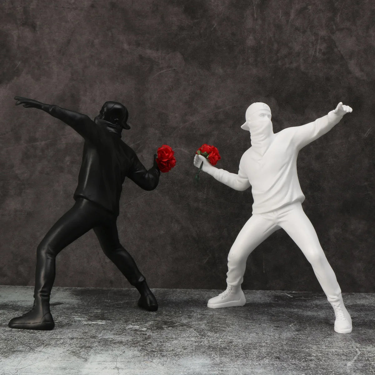 1 pc Resin Banksy Sculptures Flower Thrower Statue Bomber Home Decoration Desk Accessories Collectible Figurine Decorative In