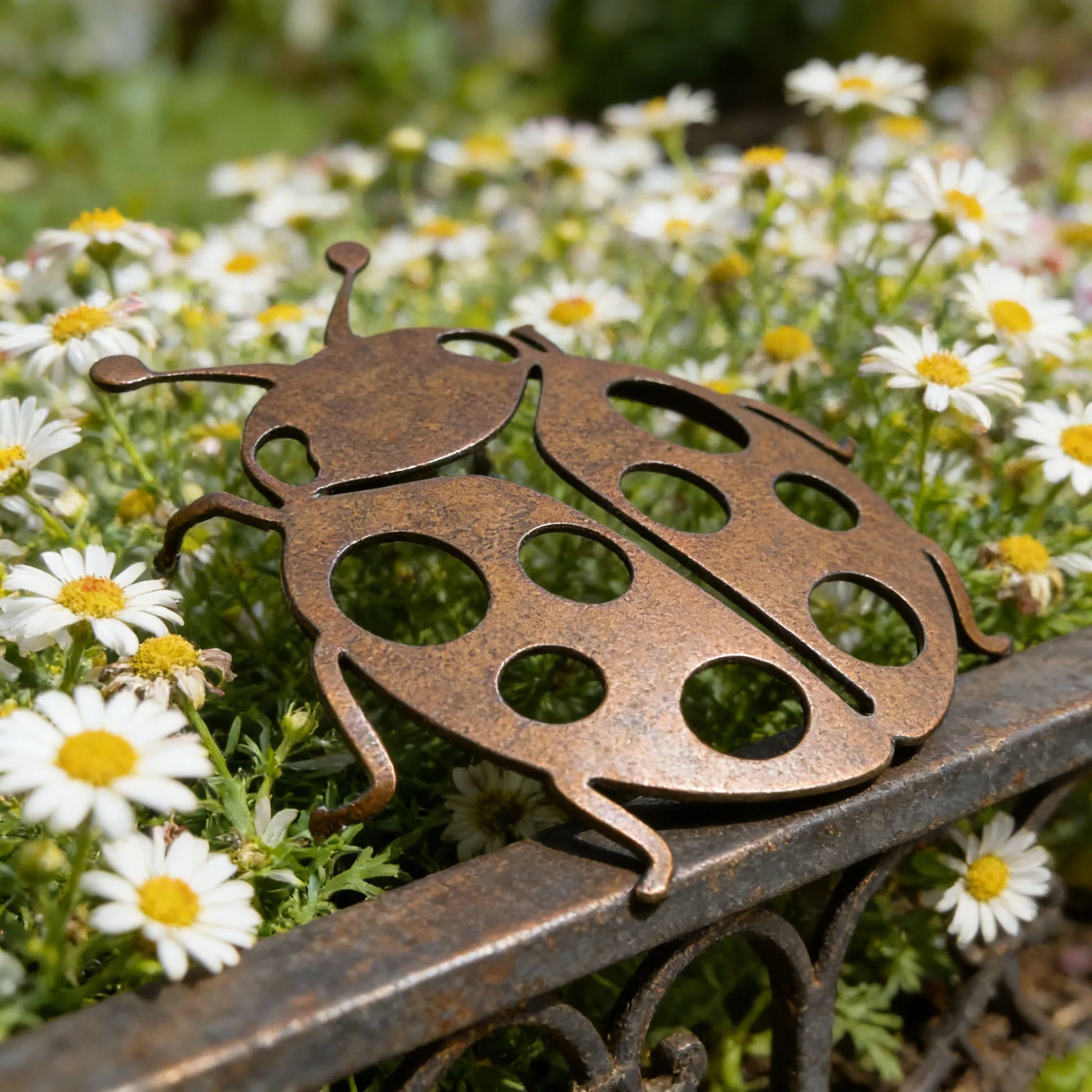 Vintage-Style Metal Ladybug Statue, Foldable Wall-Mounted Metal Decoration, Pastoral Style Indoor and Outdoor Garden Art, Sui