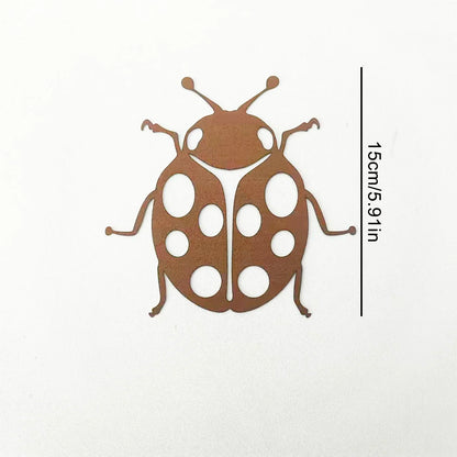 Vintage-Style Metal Ladybug Statue, Foldable Wall-Mounted Metal Decoration, Pastoral Style Indoor and Outdoor Garden Art, Sui