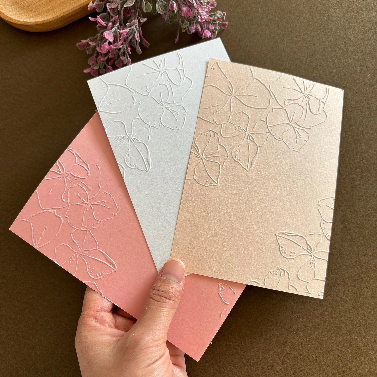 1-Pack Lotus Flower Pressed Flower Folder - Transparent Plastic Fantasy-Themed Template for Scrapbooking, Card Making, and We