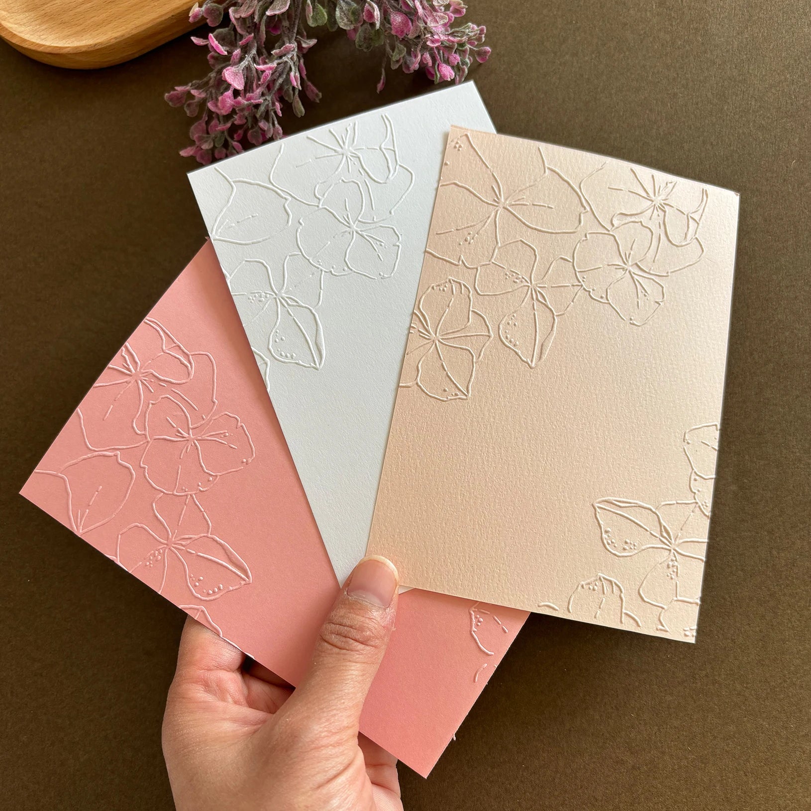 1-Pack Lotus Flower Pressed Flower Folder - Transparent Plastic Fantasy-Themed Template for Scrapbooking, Card Making, and We