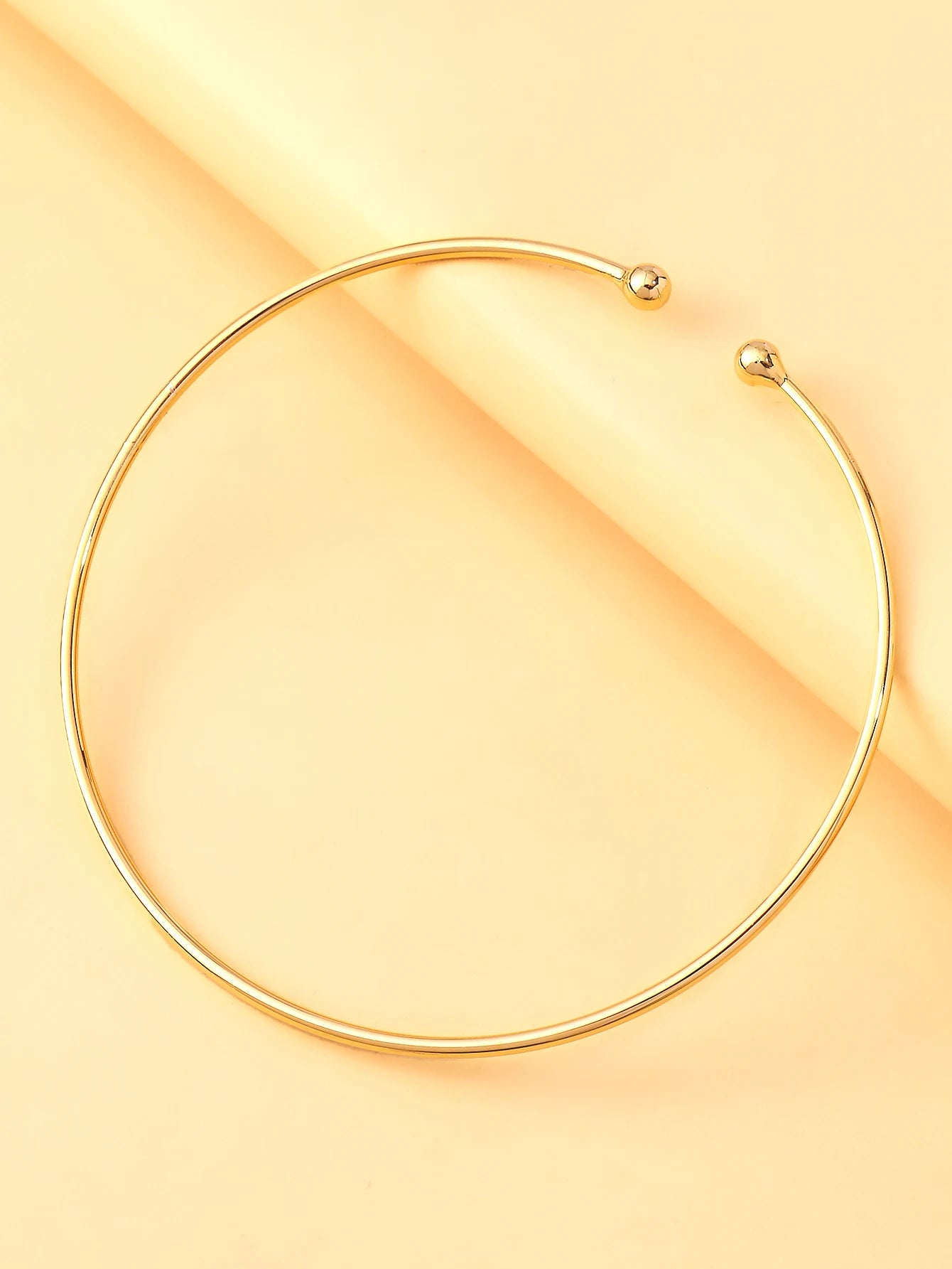 A metal anklet, stylish beach jewelry anklet, trendy and minimalist women's accessory, fashionable jewelry.