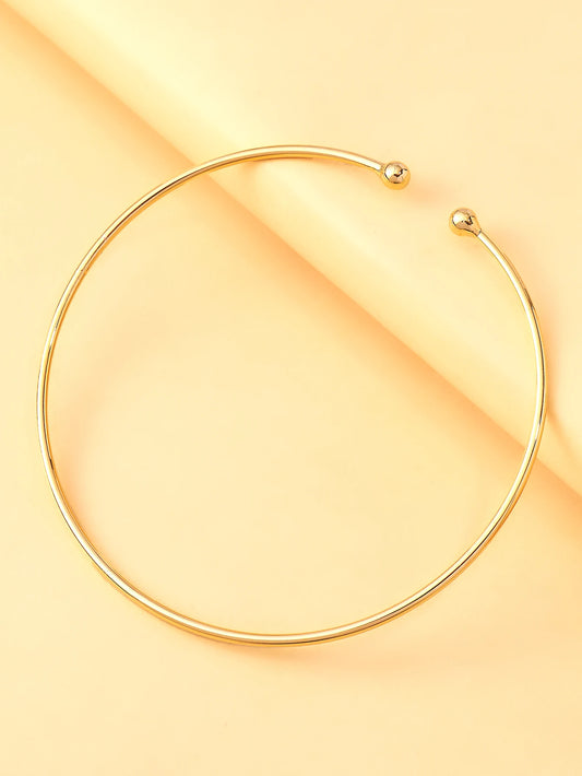 A metal anklet, stylish beach jewelry anklet, trendy and minimalist women's accessory, fashionable jewelry.