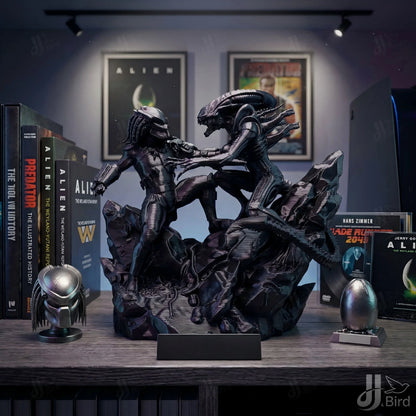 Alien Hunter VS Alien Monster Ornament, Dark Fantasy Style, Collectible Figurine, Home Desk Decoration, Creative Sculpture