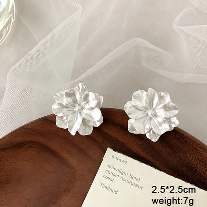 Pure White Women's Dangle Earrings Blooming Flower Acrylic Enamel Butterfly Imitation Pearl Heart Hanging Earrings Elegant Br