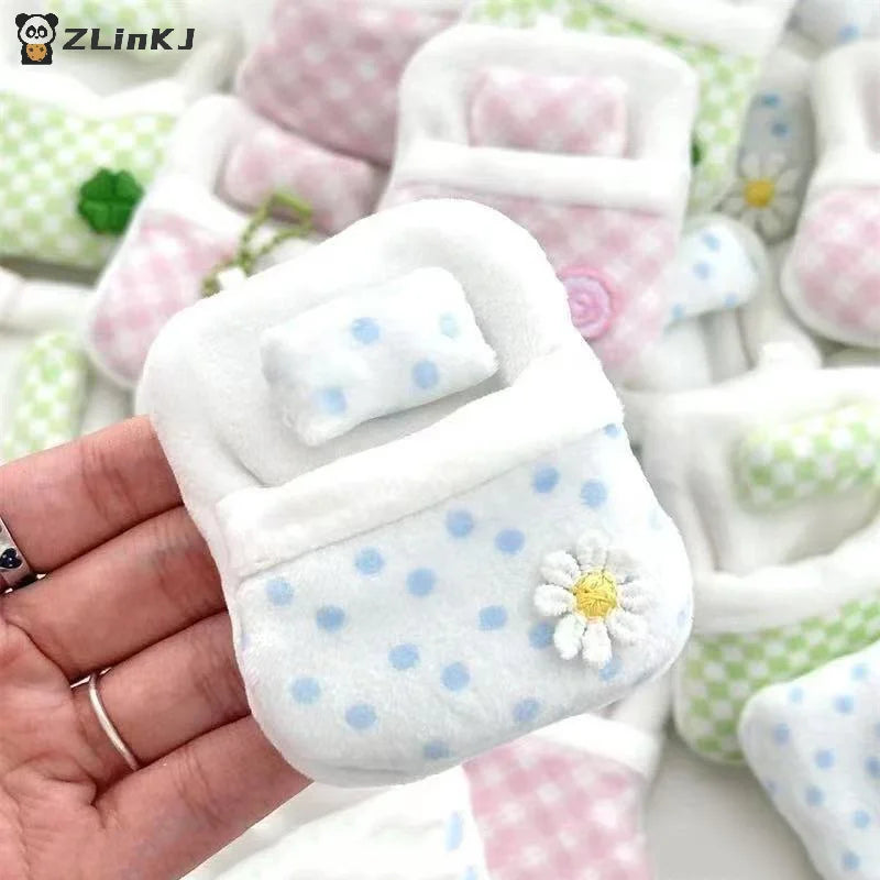 ▶1Pcs Cute Plush Four-leaf Clover Doll Bed 8*6*1CM Soft Sleeping Bag Mini Doll Room Decoration Furniture Doll Accessories