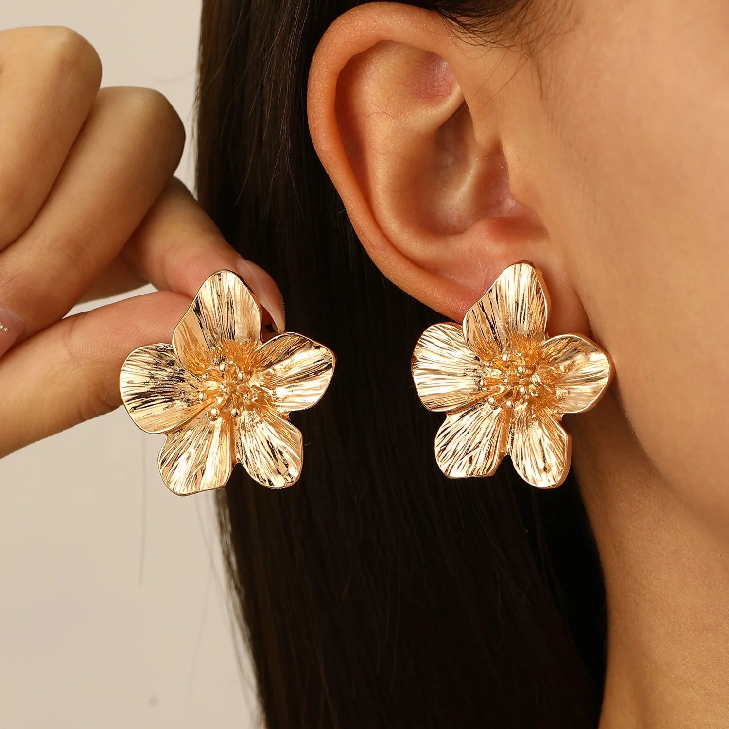 Stainless Steel Flower Stud Earrings for Women Girls Vintage Gold Color Metal Earrings Trendy Daily Wear Fashion Jewelry Gift