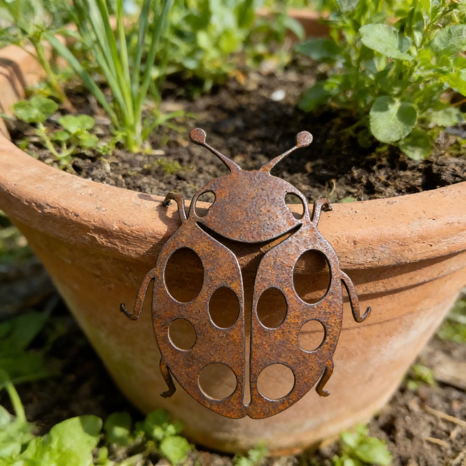 Vintage-Style Metal Ladybug Statue, Foldable Wall-Mounted Metal Decoration, Pastoral Style Indoor and Outdoor Garden Art, Sui