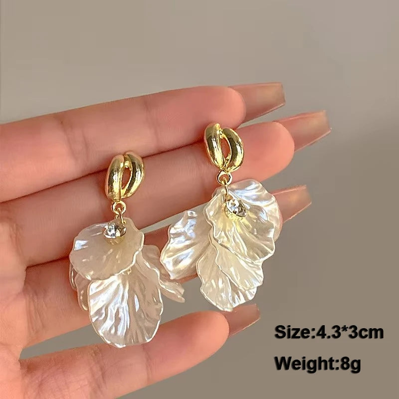 Pure White Women's Dangle Earrings Blooming Flower Acrylic Enamel Butterfly Imitation Pearl Heart Hanging Earrings Elegant Br