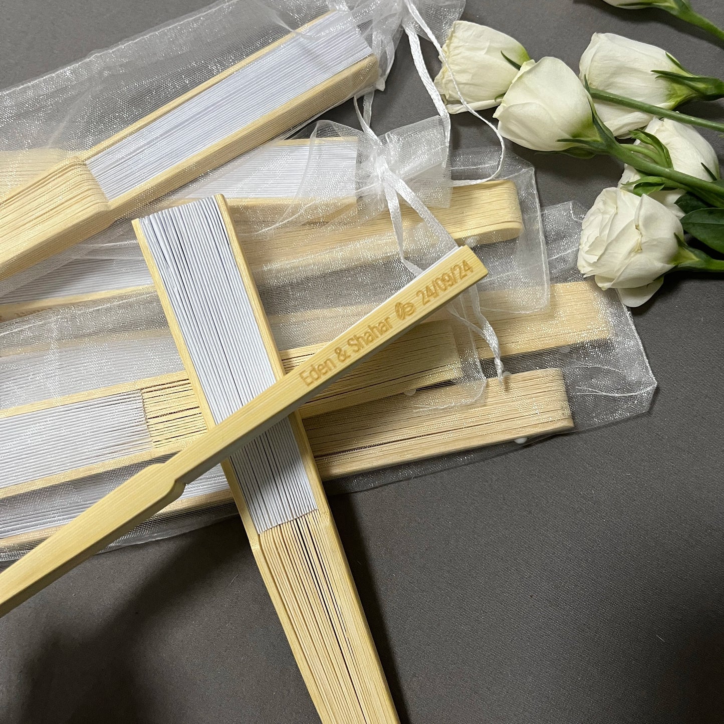 20/50/80 Personalized Engraved White Folding Elegant Paper Fan with Gift bag with organza & Portable Party Wedding Supplies F