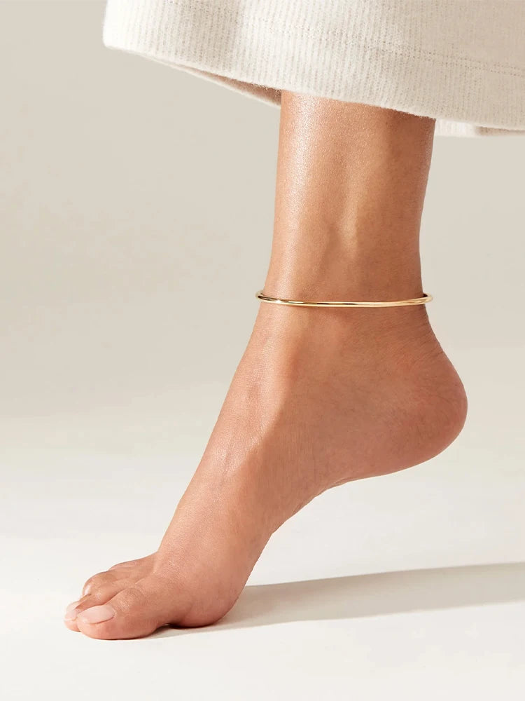 A metal anklet, stylish beach jewelry anklet, trendy and minimalist women's accessory, fashionable jewelry.
