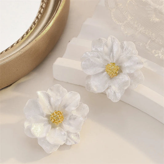 Pure White Women's Dangle Earrings Blooming Flower Acrylic Enamel Butterfly Imitation Pearl Heart Hanging Earrings Elegant Br