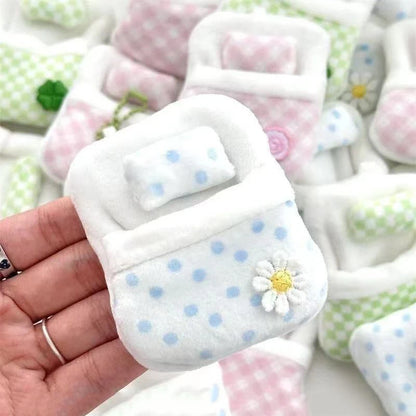 ▶1Pcs Cute Plush Four-leaf Clover Doll Bed 8*6*1CM Soft Sleeping Bag Mini Doll Room Decoration Furniture Doll Accessories