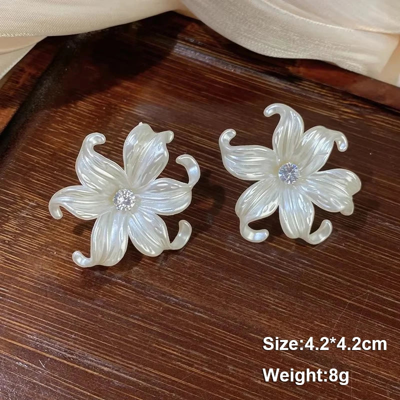 Pure White Women's Dangle Earrings Blooming Flower Acrylic Enamel Butterfly Imitation Pearl Heart Hanging Earrings Elegant Br