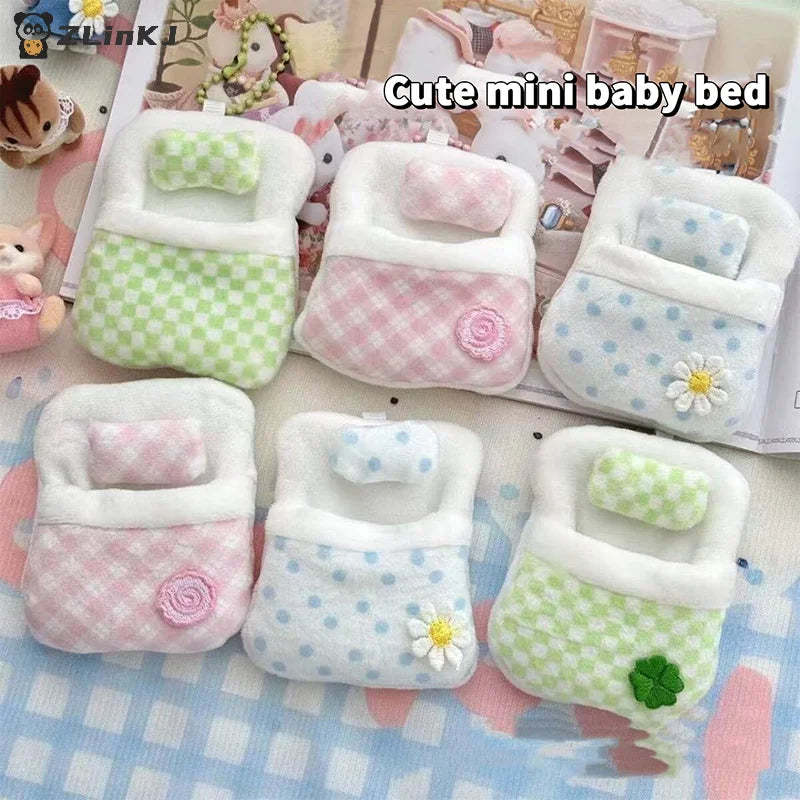 ▶1Pcs Cute Plush Four-leaf Clover Doll Bed 8*6*1CM Soft Sleeping Bag Mini Doll Room Decoration Furniture Doll Accessories