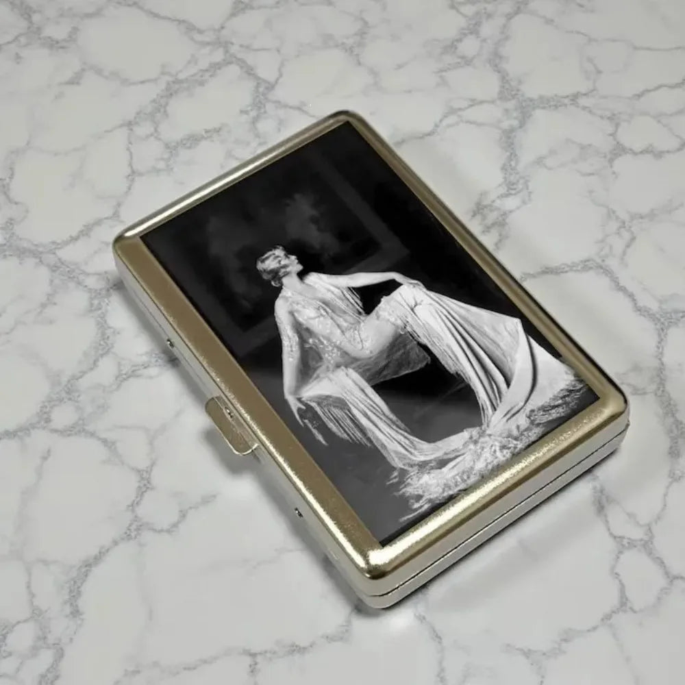 Vintage-Style Vintage Card Case Metal Material Easy Snap Metal Case Versatile Design Multi-function Card Holder