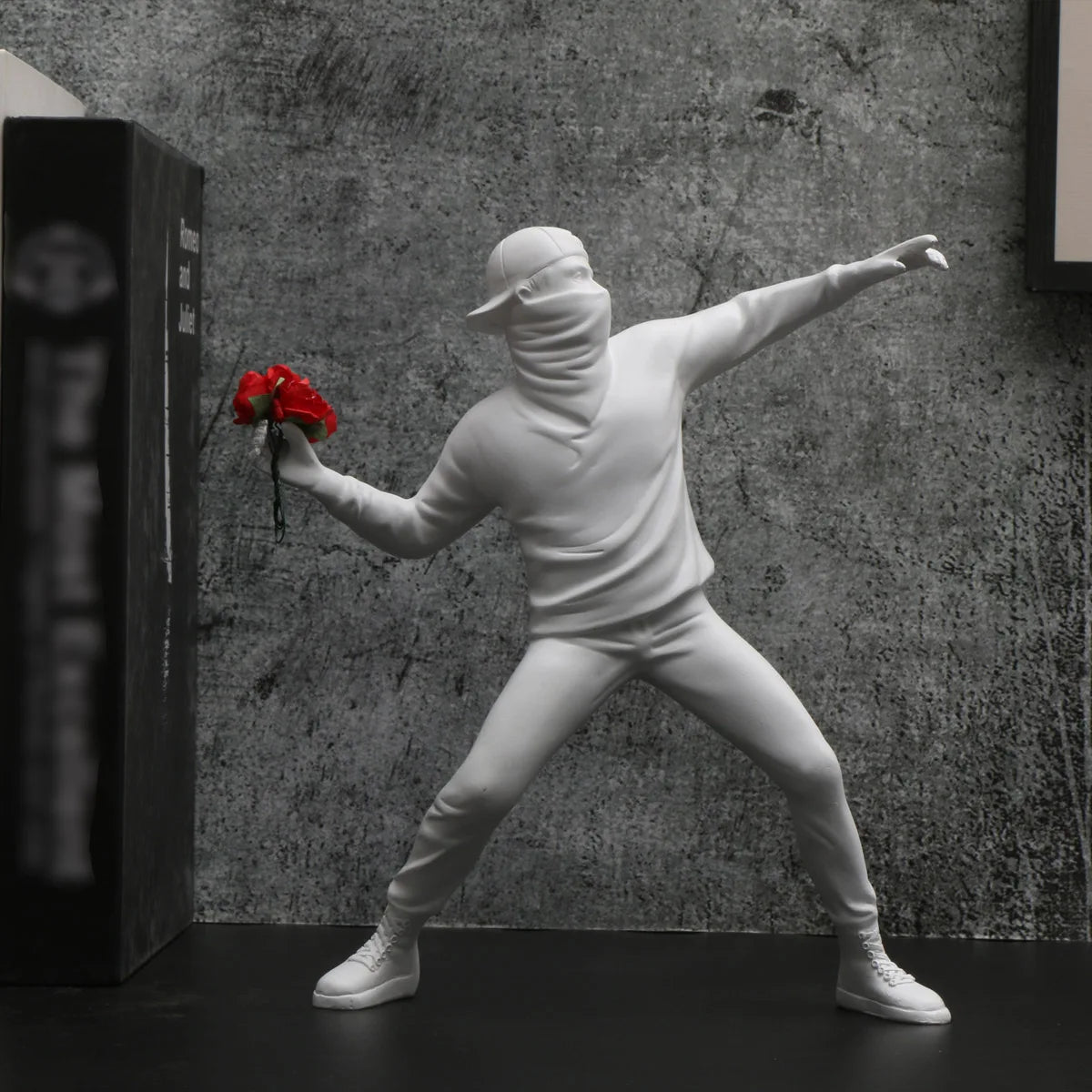 1 pc Resin Banksy Sculptures Flower Thrower Statue Bomber Home Decoration Desk Accessories Collectible Figurine Decorative In