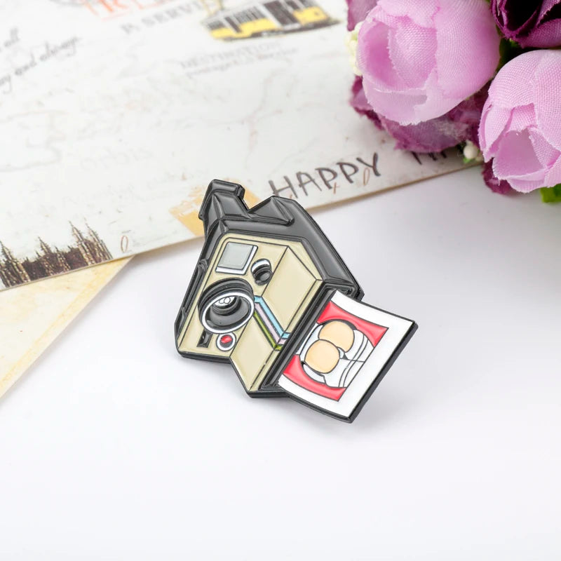 Vintage Camera Brooch Pins Funny Model Bottom Picture Enamel Badge Brooches Jewelry Bag Scarf Hat Accessories Gift Props