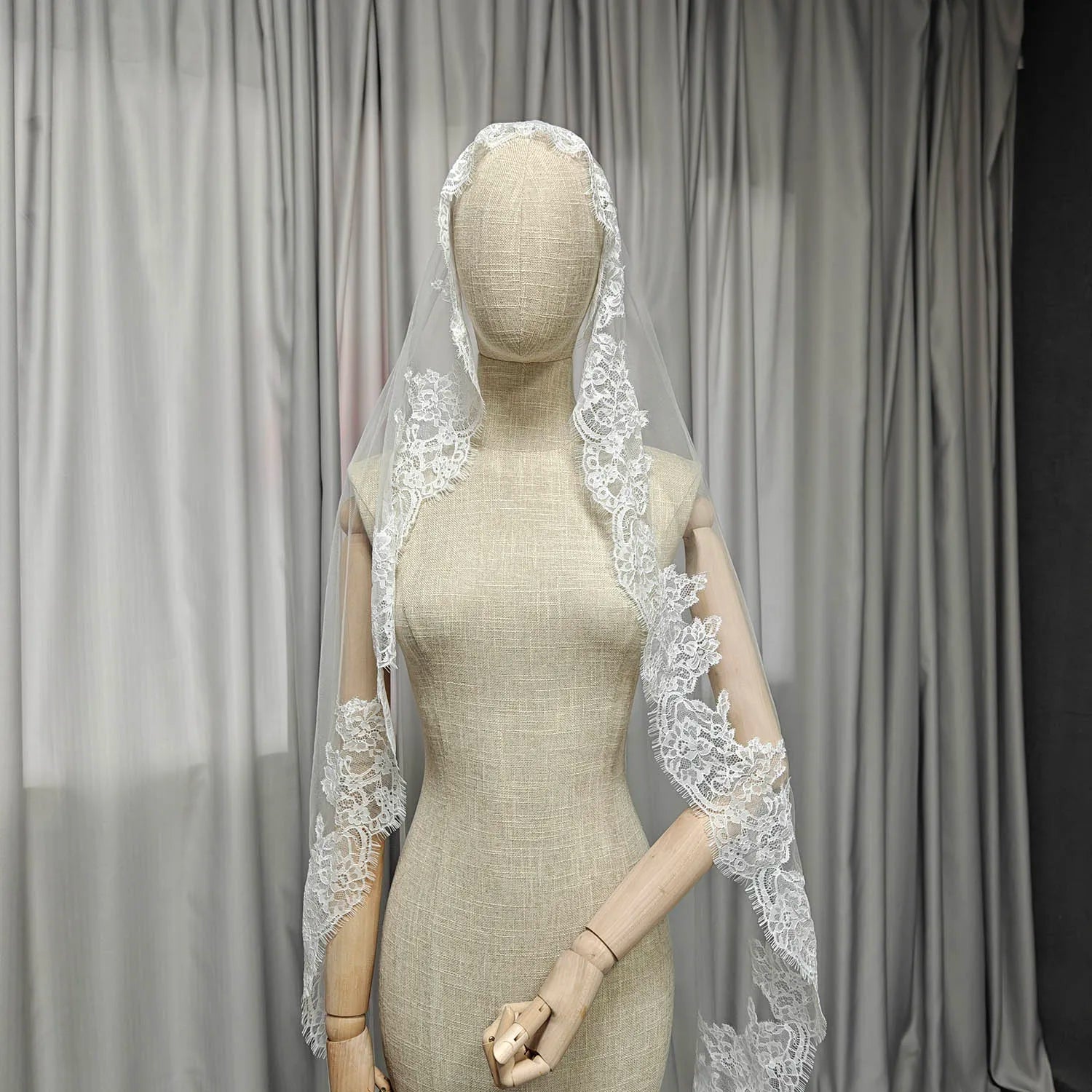 Customized Short Mantilla Wedding Veil with Eyelash Lace, 1m/1.5m/2m Short/Medium Length Veil with Hidden Comb, Single Tier V
