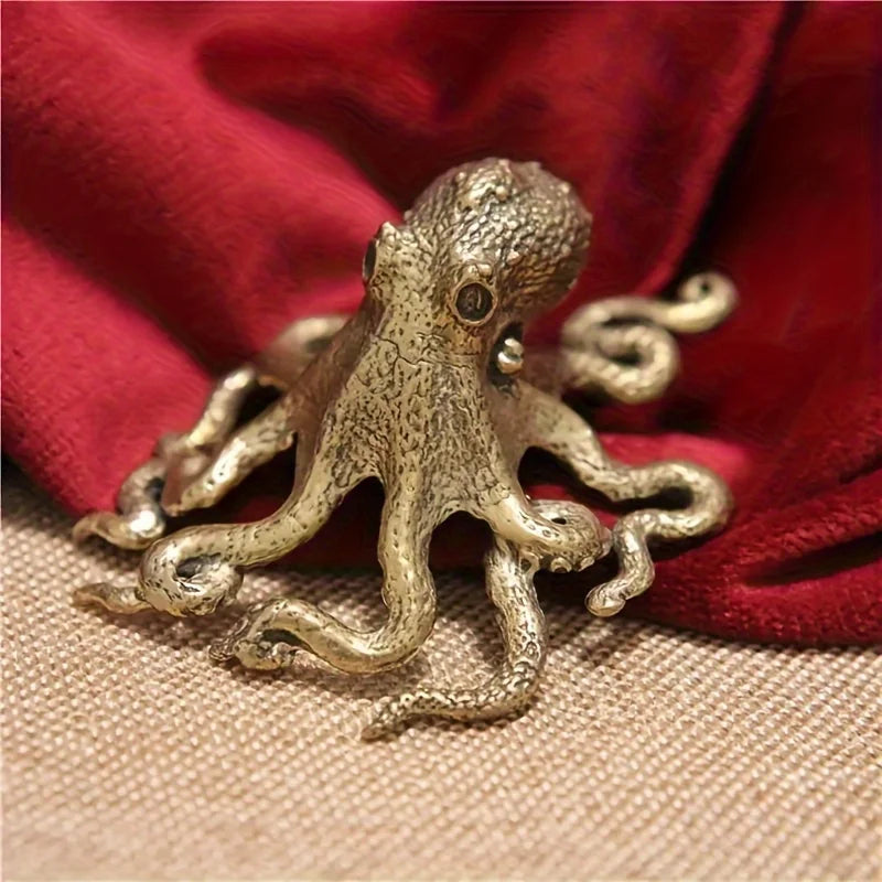 1 Piece of Pure Brass Vintage Octopus Ornament, Retro Tea Pet Collectible, Handcrafted Statue for Indoor and Outdoor Tabletop