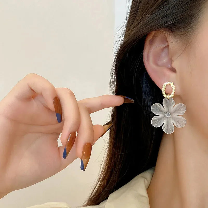 Translucent White Flower Hanging Earrings for Women Rhinestone Ball Middle Petals Sweet Korean New Beach Vacation Ear Decorat