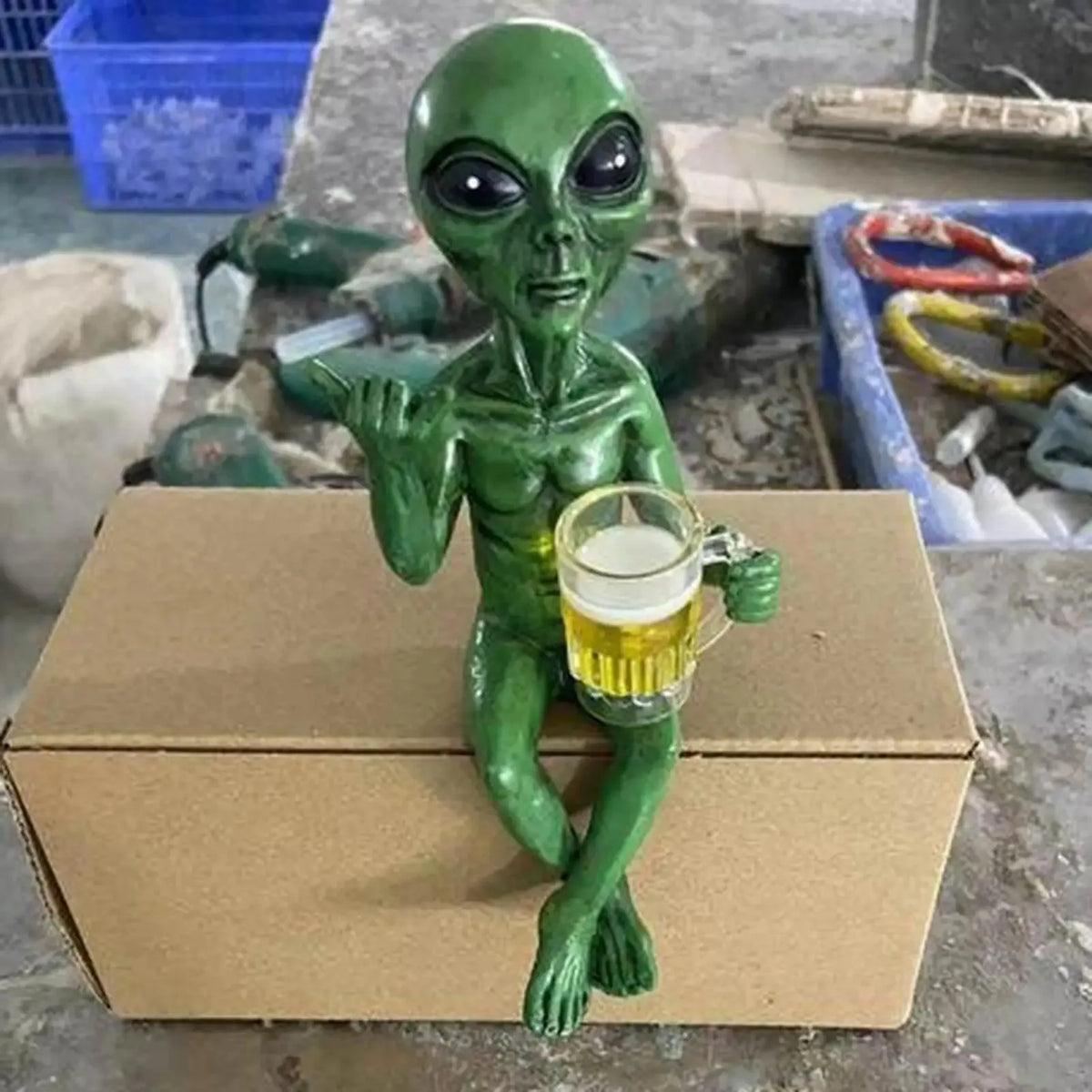 Alien Statue Drinking Beer Alien Sculpture Resin Craft Novelty Funny Desktop Decoration Bookshelf Office Desktop Garden Decor