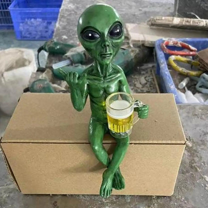 Alien Statue Drinking Beer Alien Sculpture Resin Craft Novelty Funny Desktop Decoration Bookshelf Office Desktop Garden Decor