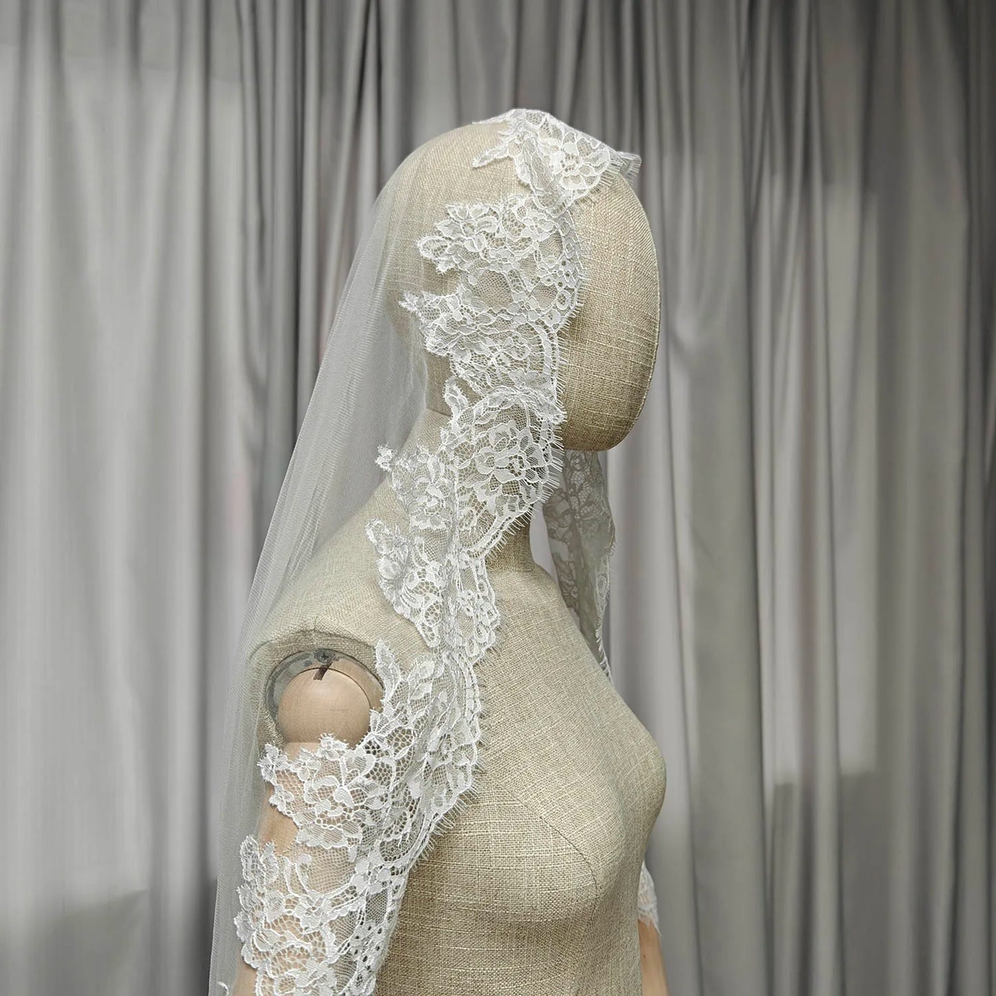 Customized Short Mantilla Wedding Veil with Eyelash Lace, 1m/1.5m/2m Short/Medium Length Veil with Hidden Comb, Single Tier V
