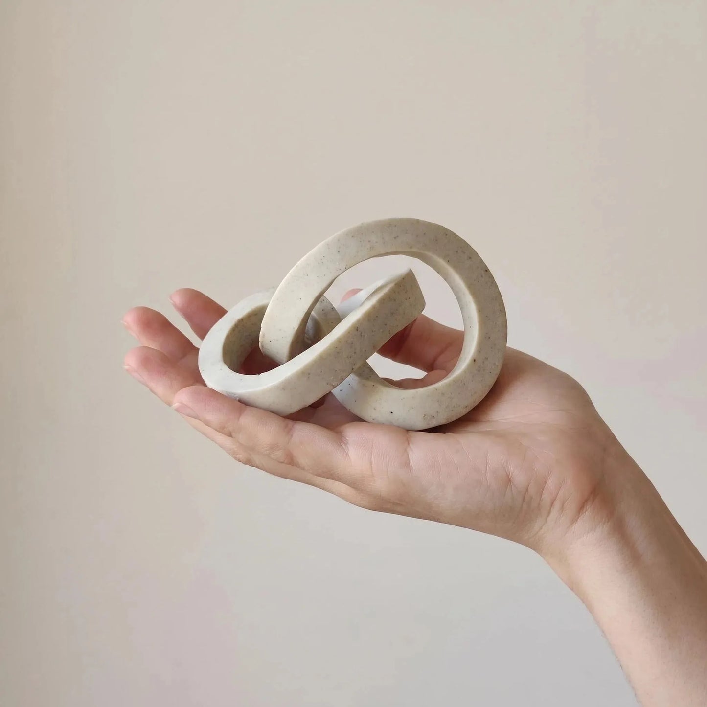 Nordic-Style Resin Artistic Knot Ornament Minimalist Home Decor Sculpture for Bedrooms, Living Rooms, Office Abstract Art Dec