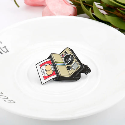 Vintage Camera Brooch Pins Funny Model Bottom Picture Enamel Badge Brooches Jewelry Bag Scarf Hat Accessories Gift Props