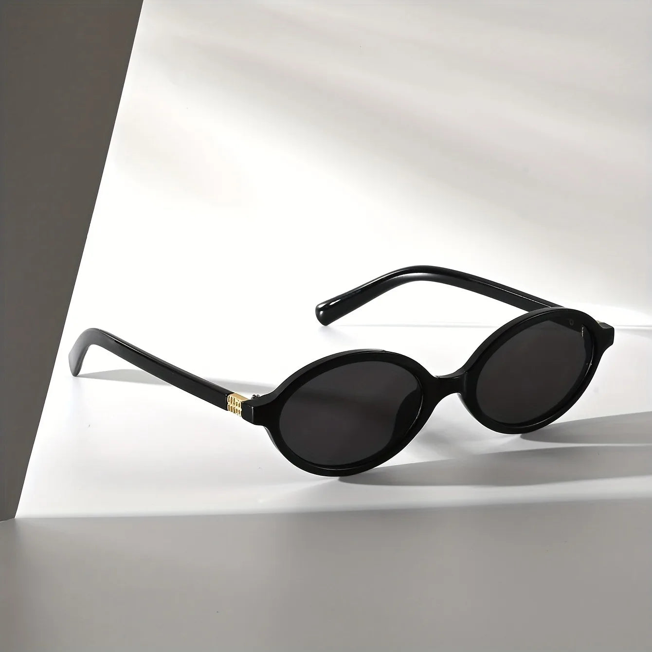 A Pair of Oval Retro PC Glasses for Men and Women with A Small Face Design/versatile for Multiple Indoor Scenes - Black Gary