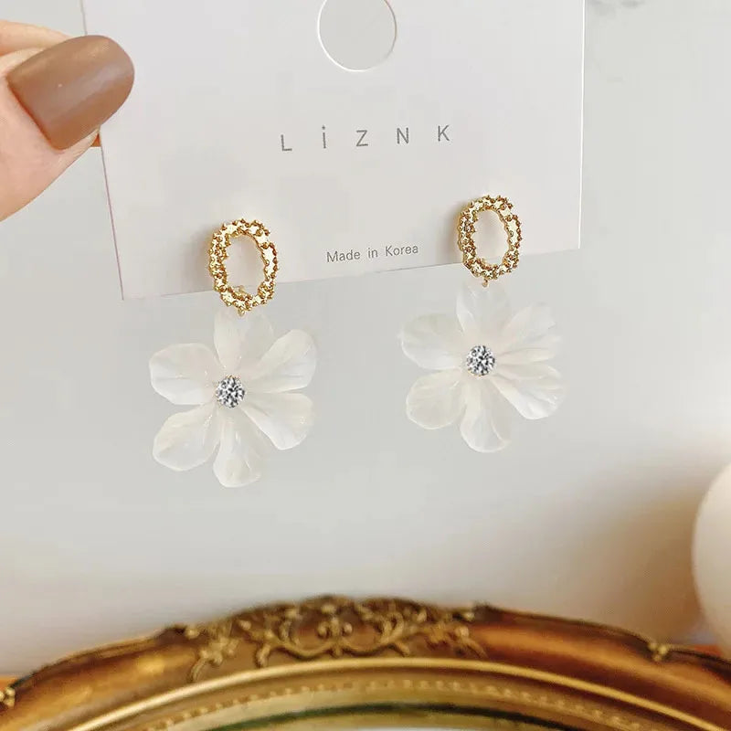 Translucent White Flower Hanging Earrings for Women Rhinestone Ball Middle Petals Sweet Korean New Beach Vacation Ear Decorat