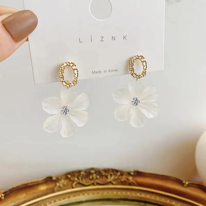 Translucent White Flower Hanging Earrings for Women Rhinestone Ball Middle Petals Sweet Korean New Beach Vacation Ear Decorat