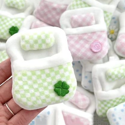 ▶1Pcs Cute Plush Four-leaf Clover Doll Bed 8*6*1CM Soft Sleeping Bag Mini Doll Room Decoration Furniture Doll Accessories - g