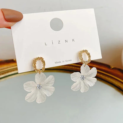 Translucent White Flower Hanging Earrings for Women Rhinestone Ball Middle Petals Sweet Korean New Beach Vacation Ear Decorat