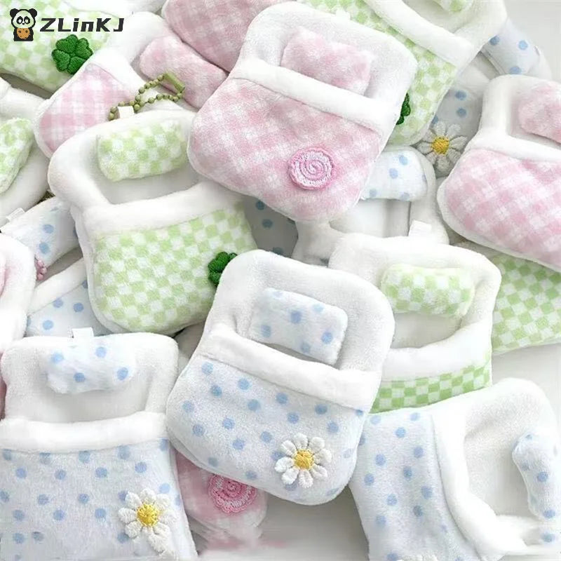 ▶1Pcs Cute Plush Four-leaf Clover Doll Bed 8*6*1CM Soft Sleeping Bag Mini Doll Room Decoration Furniture Doll Accessories