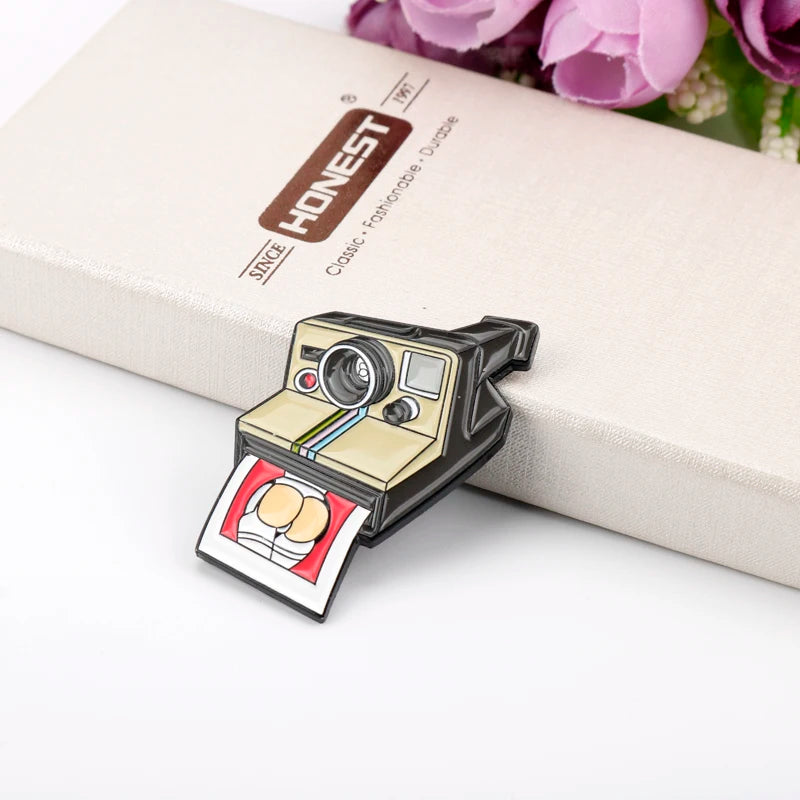 Vintage Camera Brooch Pins Funny Model Bottom Picture Enamel Badge Brooches Jewelry Bag Scarf Hat Accessories Gift Props