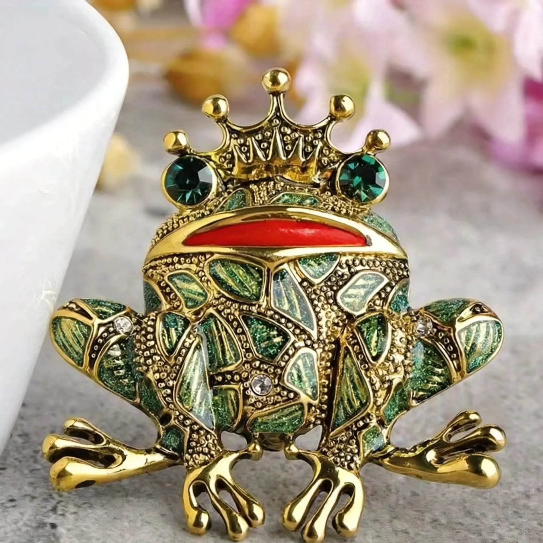 Vintage Black Frog Brooch Green Eyes Insect Toad Brooches for Men Women Kids Sweater Scarf Coat Accessories Jewelry Pins
