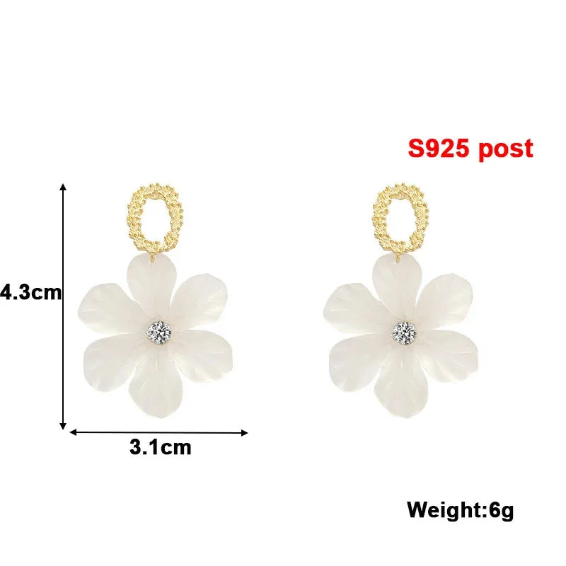Translucent White Flower Hanging Earrings for Women Rhinestone Ball Middle Petals Sweet Korean New Beach Vacation Ear Decorat