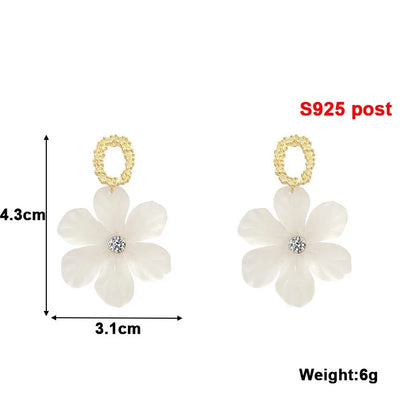 Translucent White Flower Hanging Earrings for Women Rhinestone Ball Middle Petals Sweet Korean New Beach Vacation Ear Decorat