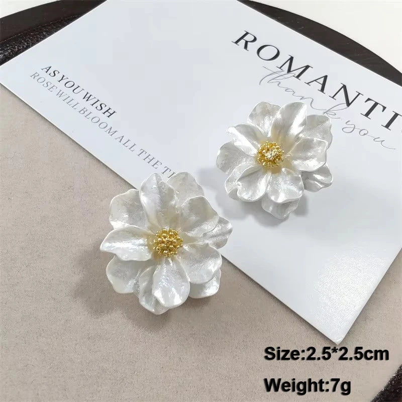 Pure White Women's Dangle Earrings Blooming Flower Acrylic Enamel Butterfly Imitation Pearl Heart Hanging Earrings Elegant Br