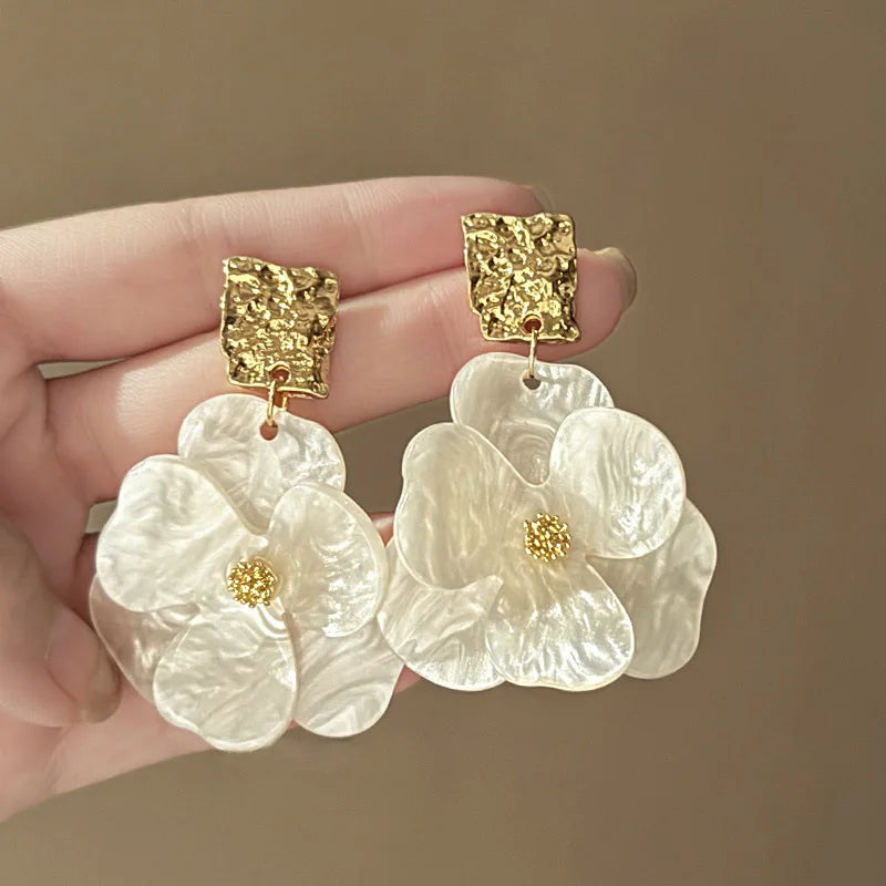 Vintage Acrylic Flower Petal Pendant Earrings For Women Exquisite Alloy Flower Dangle Earrings Luxury Casual Party Jewelry Gi
