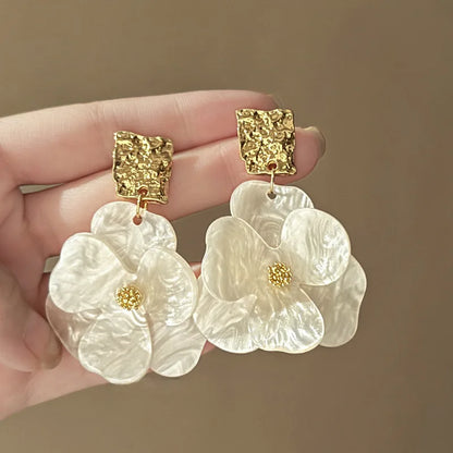 Vintage Acrylic Flower Petal Pendant Earrings For Women Exquisite Alloy Flower Dangle Earrings Luxury Casual Party Jewelry Gi