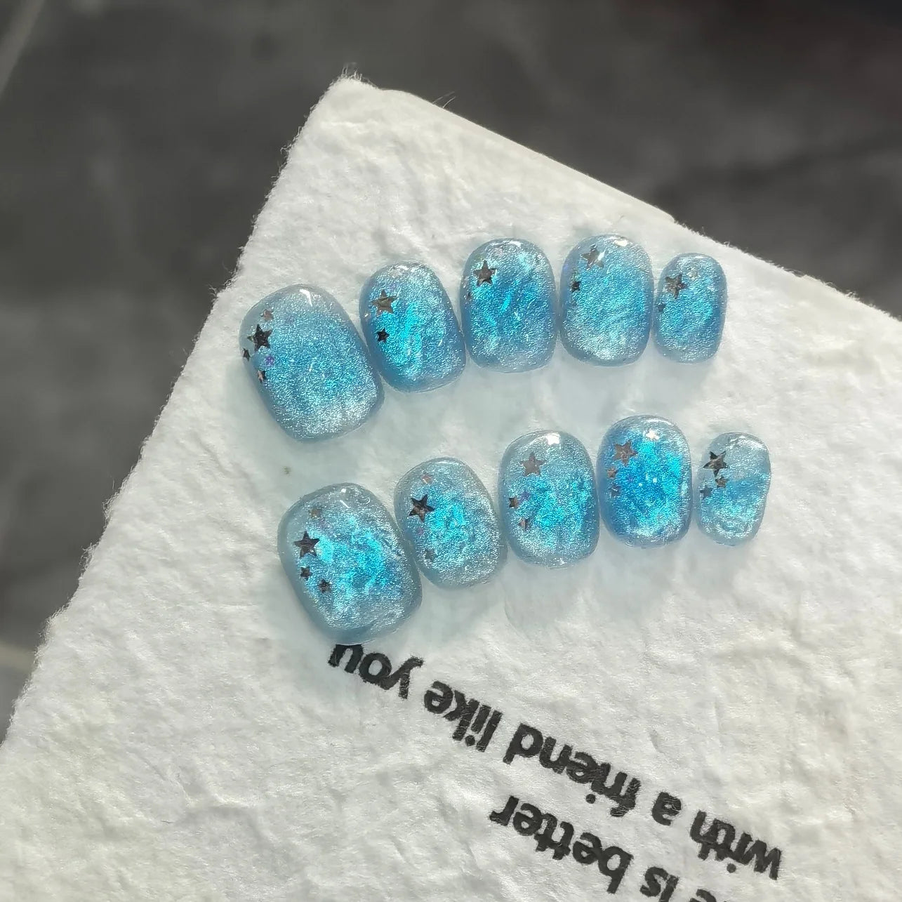 10pcs/set Handmade Press-On Nails - Blue Glossy Fish & Bubbles Design Short Oval Fake Nails with Cat Eye Effect False Nails -