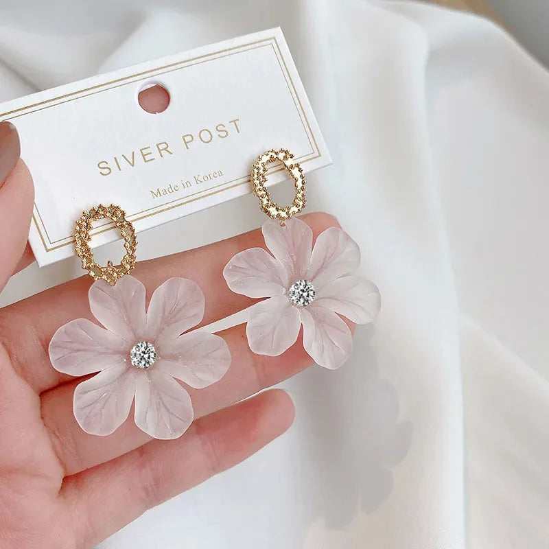 Translucent White Flower Hanging Earrings for Women Rhinestone Ball Middle Petals Sweet Korean New Beach Vacation Ear Decorat