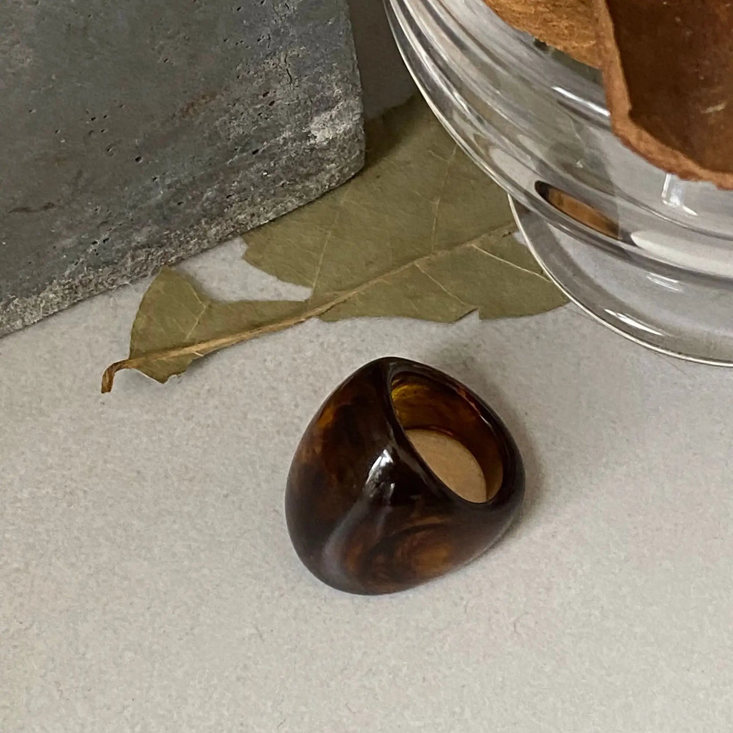 Vintage Trendy Large Finger Rings for Women Exaggerated Amber Color Resin Temperament Geometric Finger Ring Punk Jewelry