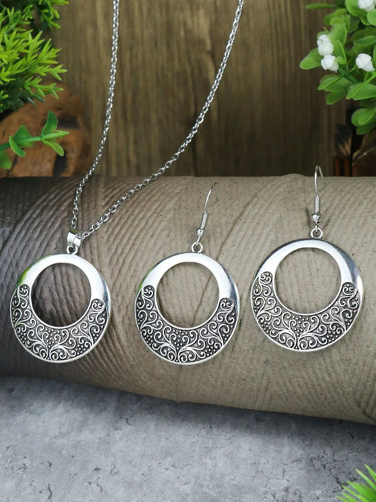 Vintage Ethnic Style Silver Pendant Earrings Necklace Set Round Ring Simple Carved Women's Style Earrings Necklace Combinatio