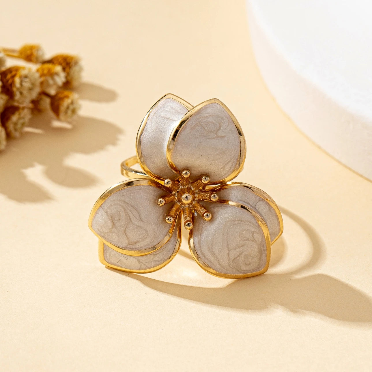 A Women's Open Ring with Flowers in Various Colors to Choose From, a Colorful and Fashionable Open Ring Suitable for Everyday