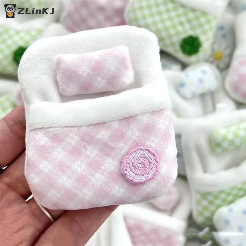 ▶1Pcs Cute Plush Four-leaf Clover Doll Bed 8*6*1CM Soft Sleeping Bag Mini Doll Room Decoration Furniture Doll Accessories